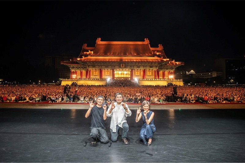 國泰金控攜手雲門舞集30年，「國泰雲門隨行吧」臺北場戶外公演，由國泰金控總經理李長庚（中）親自到場，以及國家兩廳院總監劉怡汝（右）及雲門藝術總監鄭宗龍（左）與現場民眾開心合照。