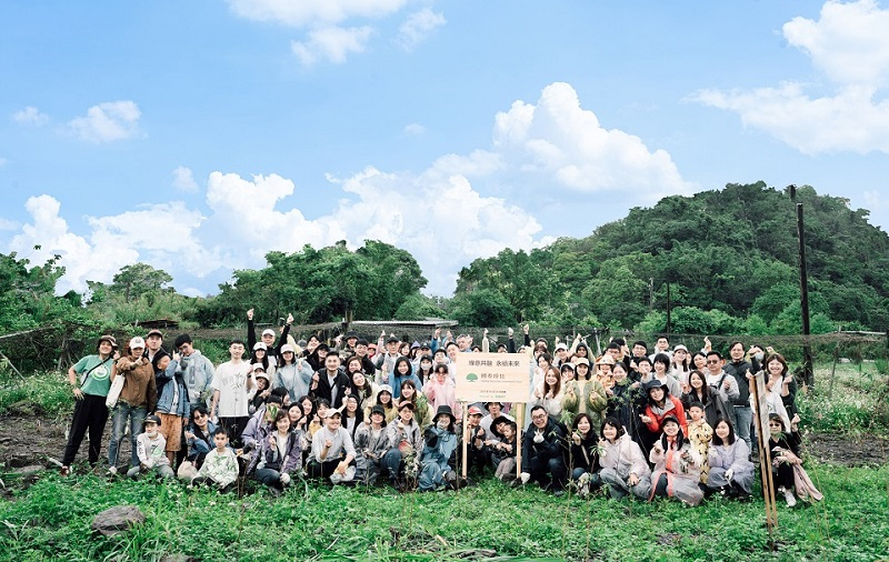 國泰投信永續日「綠意共融，永續未來」率百名志工齊種樹 實踐ESG行動